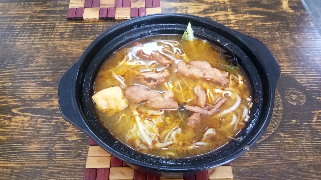 山东临沂中饭吃的中辣藤椒肥羊米线,辣得一头汗,真是过瘾