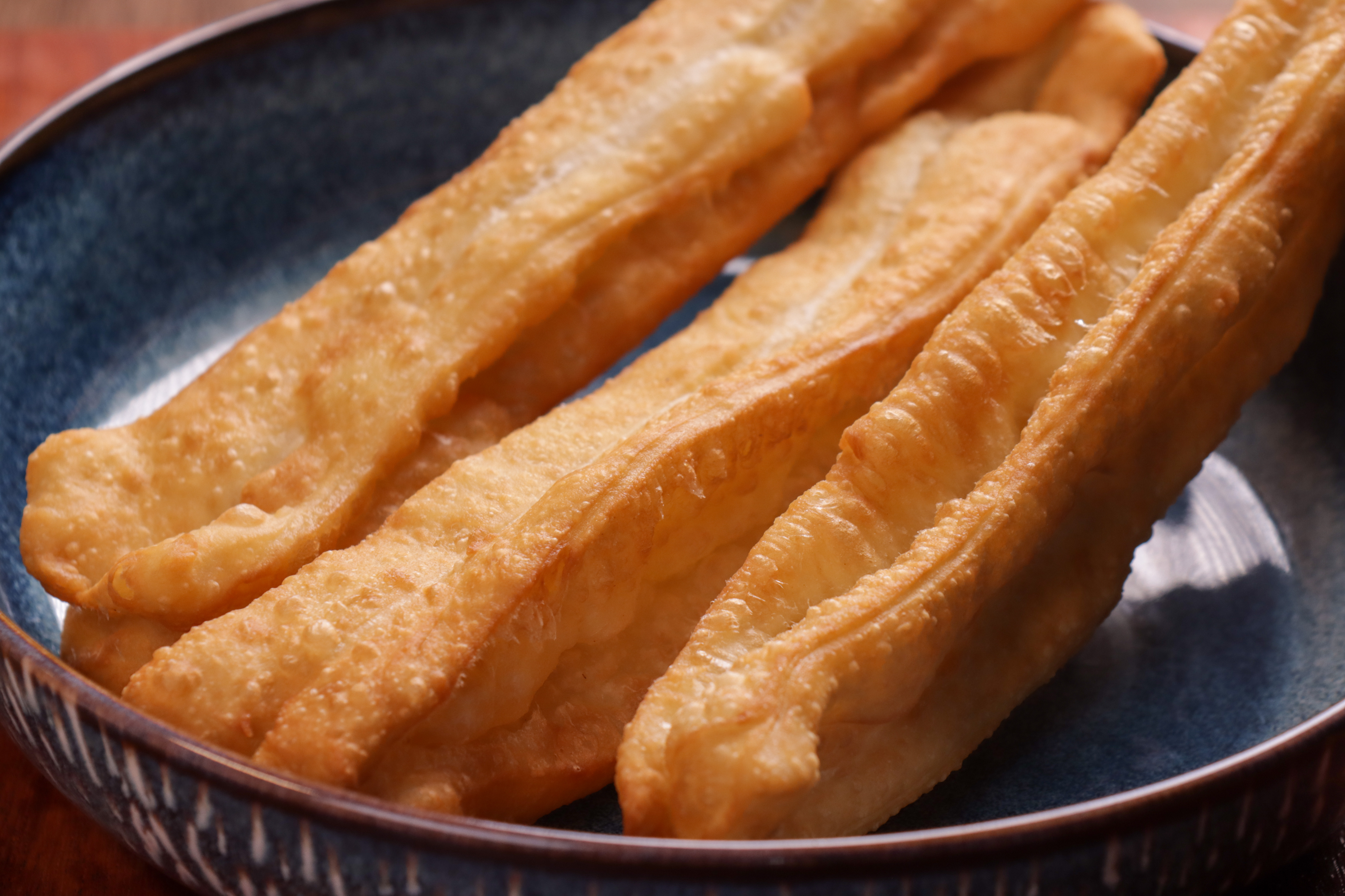 在家炸油条正确做法,个个蓬松空心金黄酥脆,健康安全的做法配方