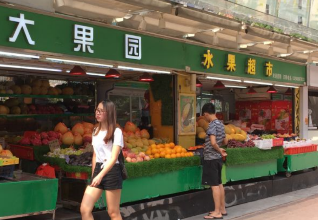 深圳大哥暴雨中撿了兩瓶茅臺,事後做法讓人感動,網友:這是好人