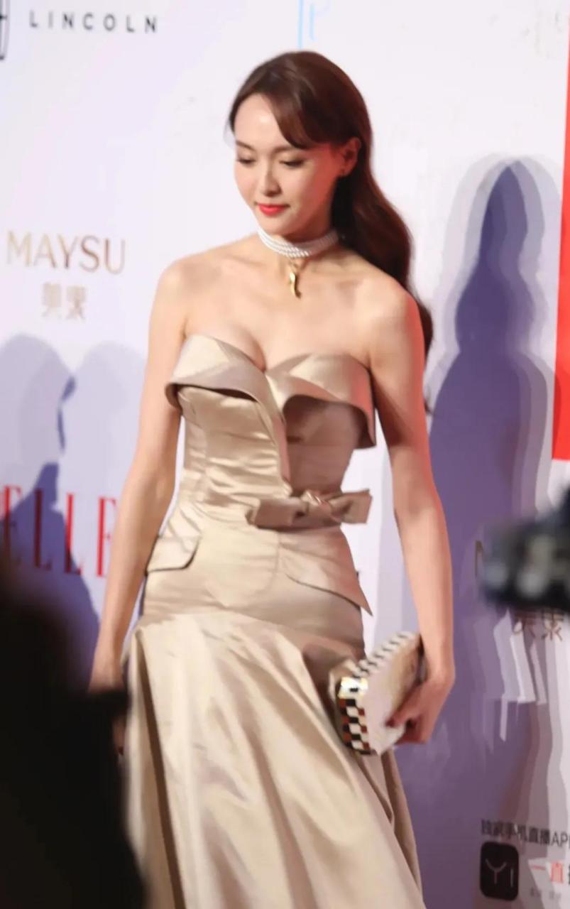 唐嫣金色金色深v抹胸礼服,身材完美无瑕气质优雅#娱乐最前沿