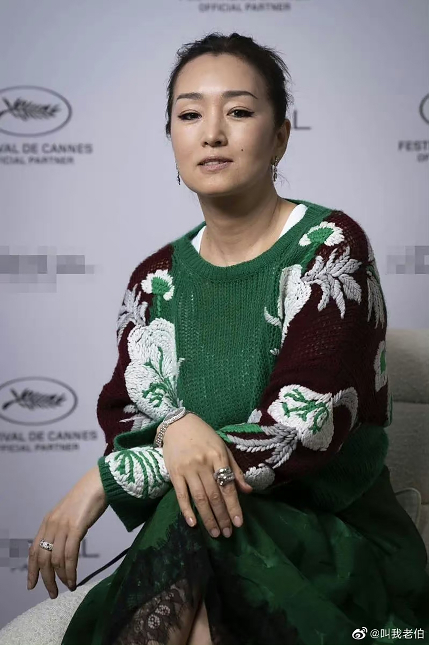 巩俐怼脸拍无修图,脸上的细纹十分明显,甚至还有粉底的颜色