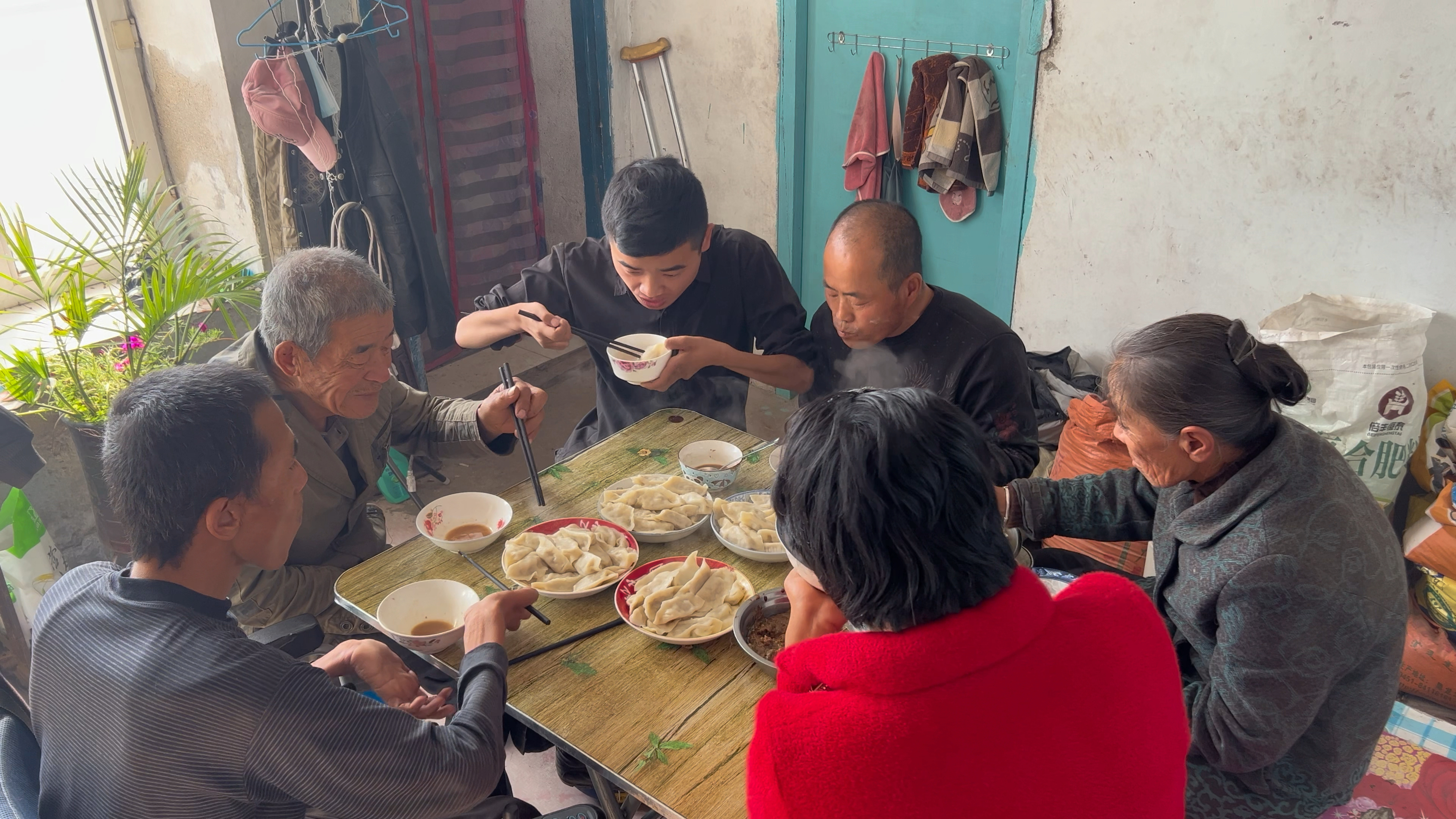 亲情:残疾一家三口每次做好吃的,都会叫姥姥一家来吃,让人羡慕