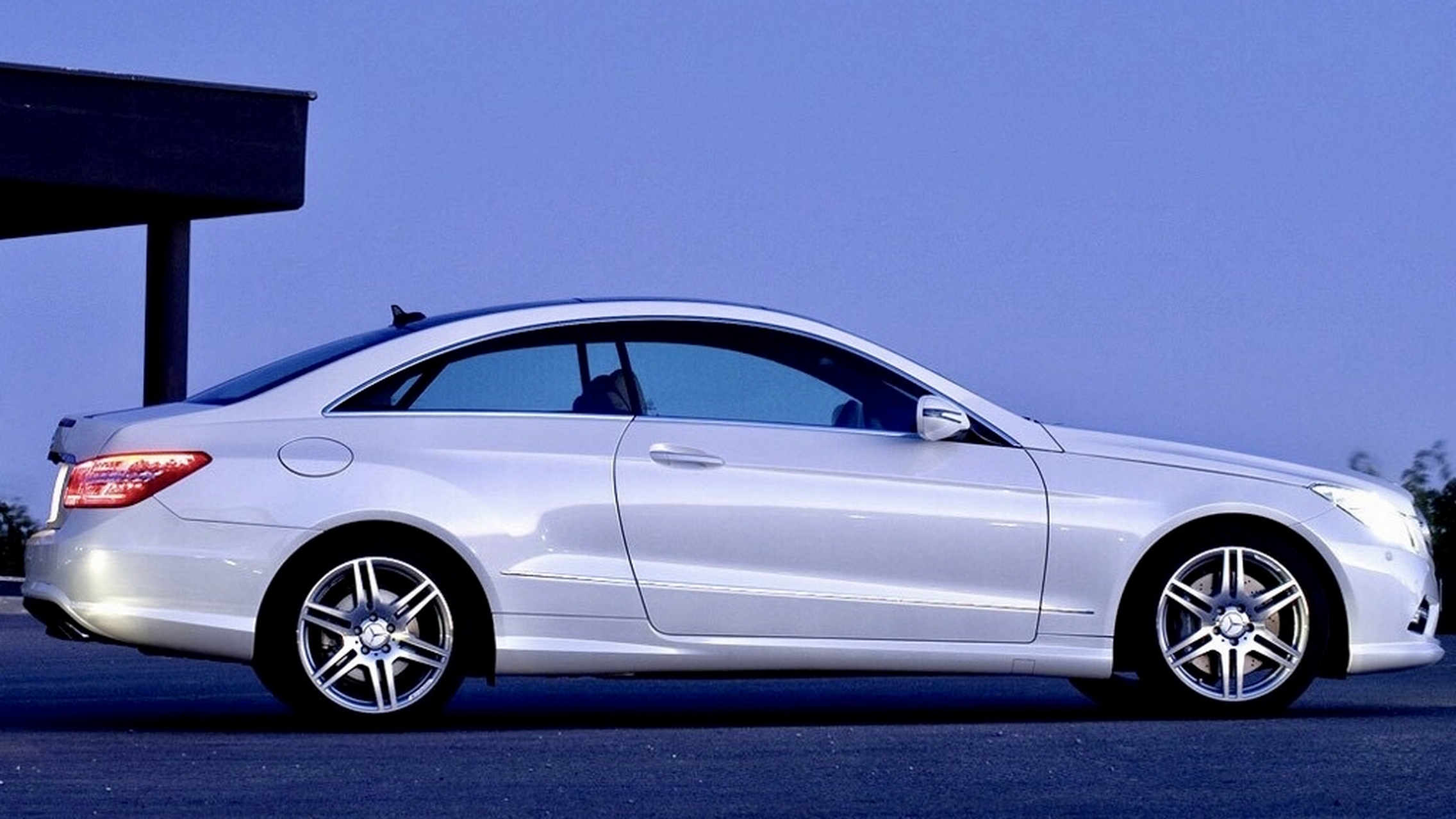 一辆2009年的奔驰e500 coupe,经典不?那个年代的车型都是大气的虎头奔