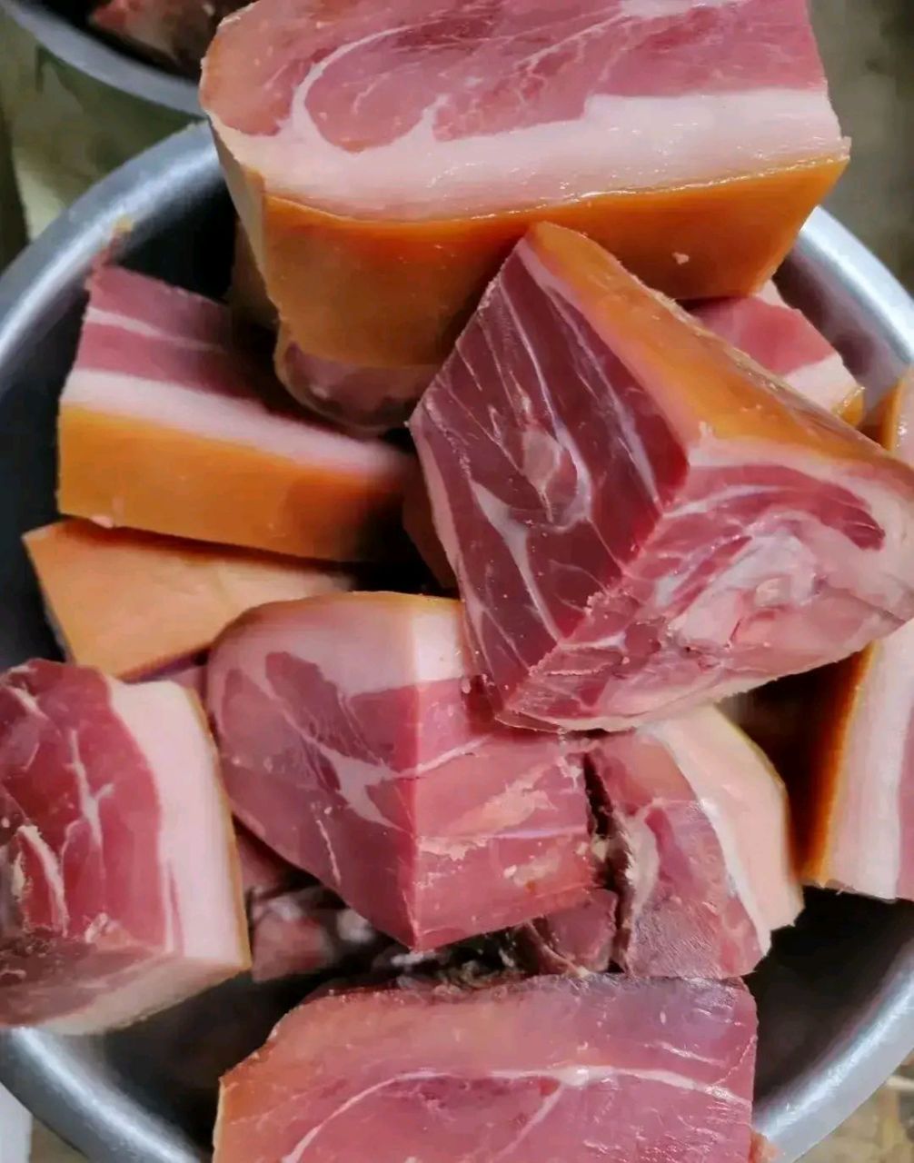 朋友帮忙买的腊猪腿,两根20斤重花了我660块钱.