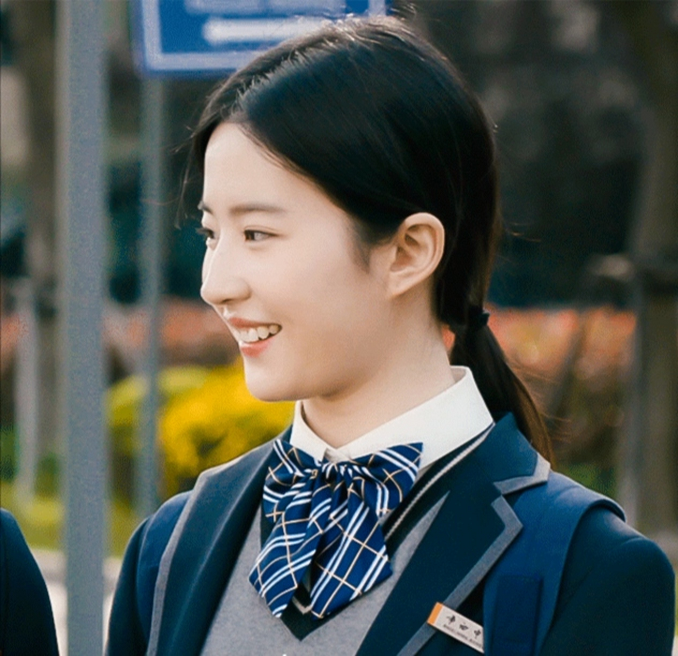 刘亦菲,她身穿校服,如同一位走进人间的仙女,散发出独特的美丽.
