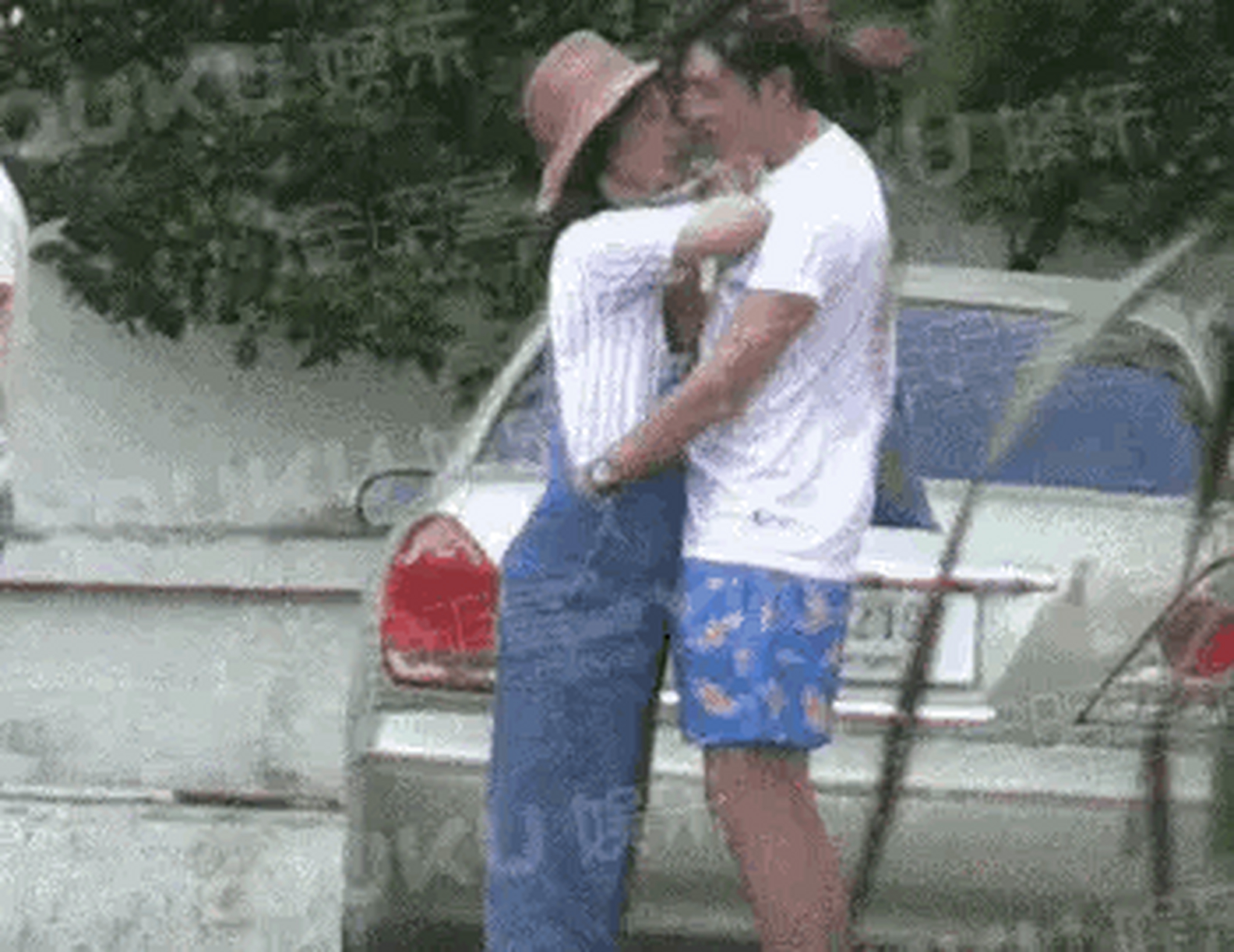 2017年,白百何被卓伟拍到和男模张爱朋玩"一指弹"后,陈羽凡大骂卓伟:"