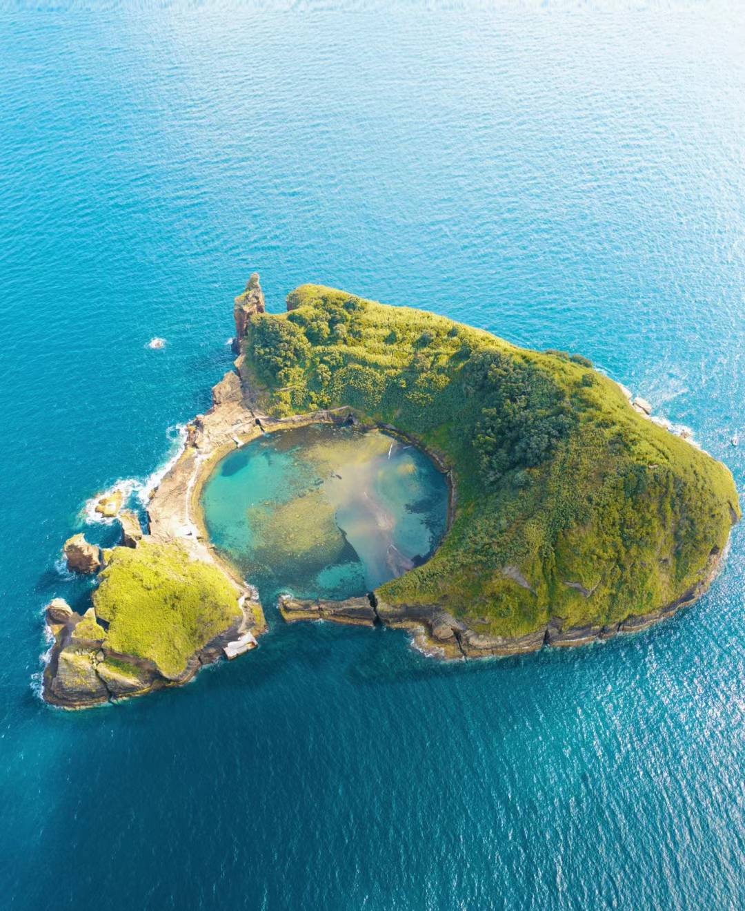 它悬浮在北大西洋中央,由9个岛屿组成