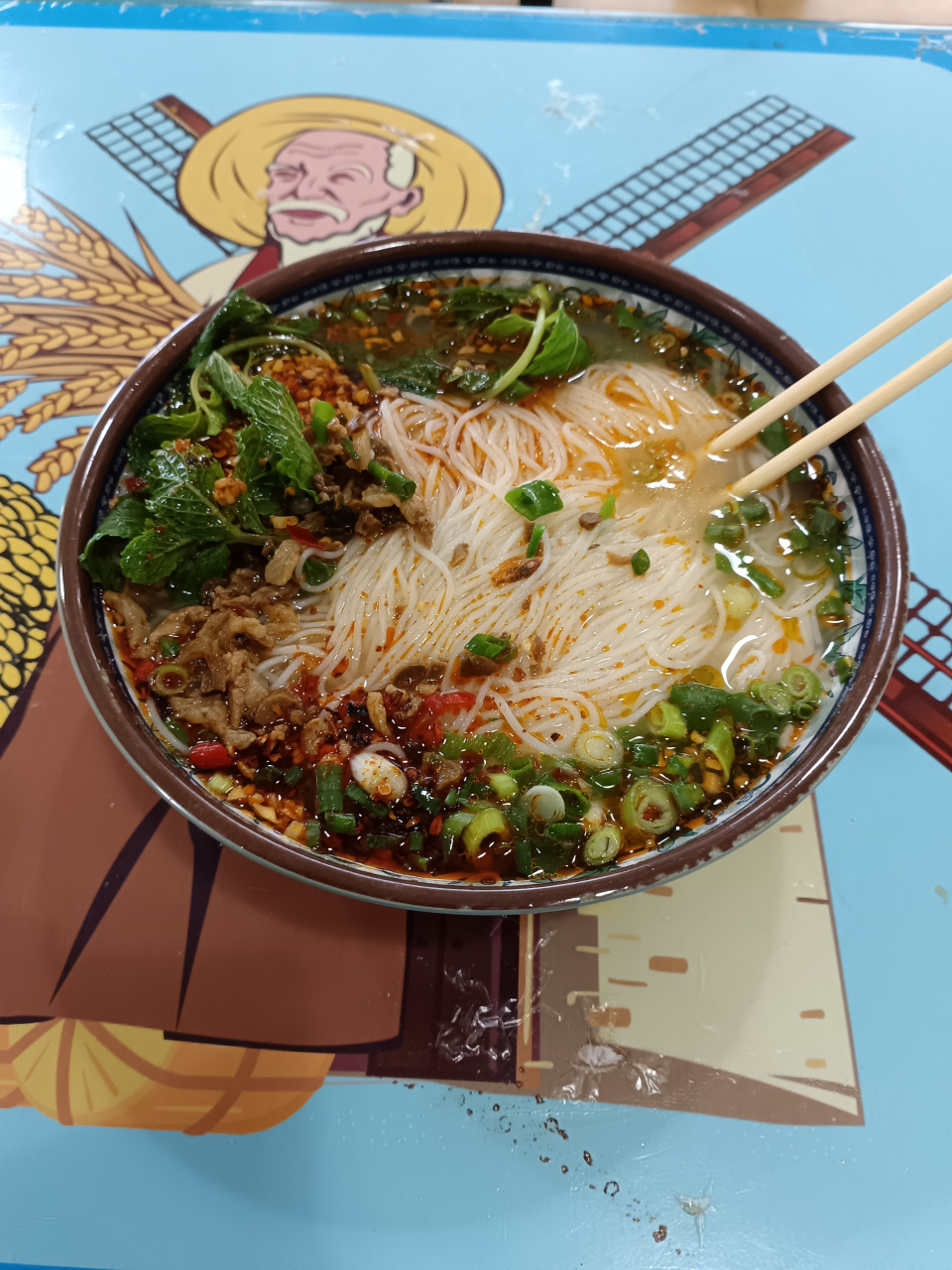 现在在芒市甩一碗早点很少能吃到5元一碗的米线,一般都是城区不低于10