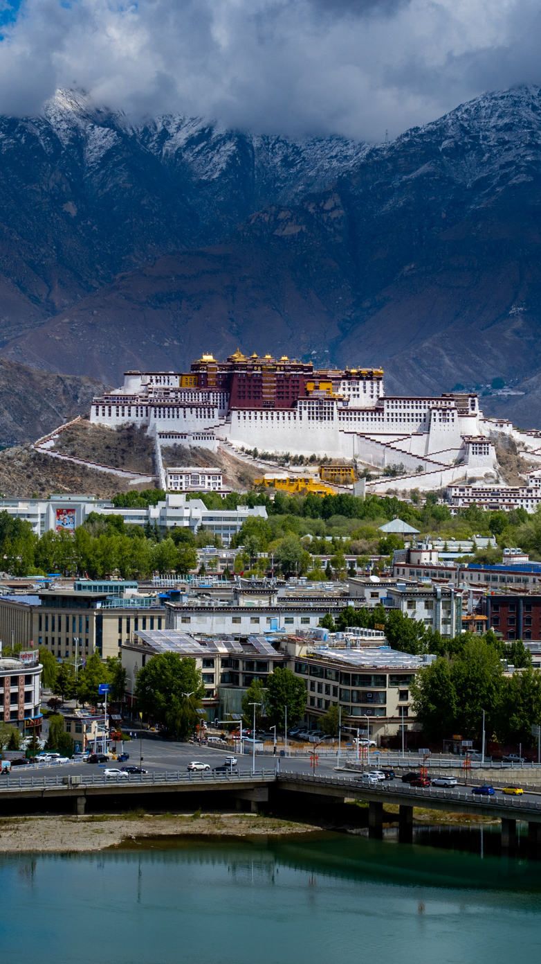 在拉萨南山公园看拉萨全景