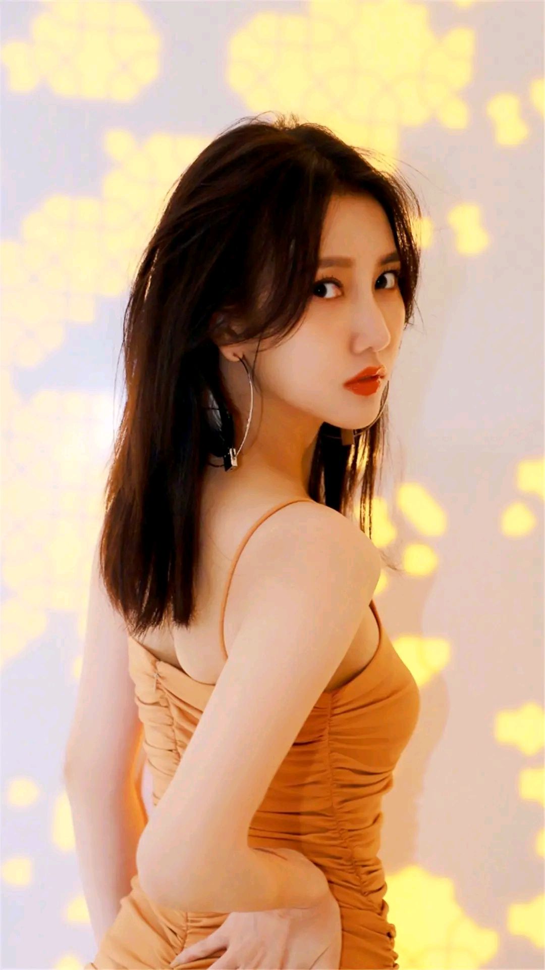 弦子吊带裙魅力四射美图