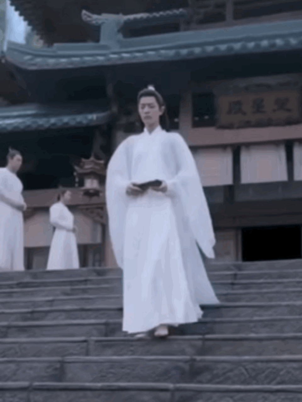 [惊恐][惊恐]  谁见古装男主衣袂飘飘敢赤足,还能露出脚面!  !