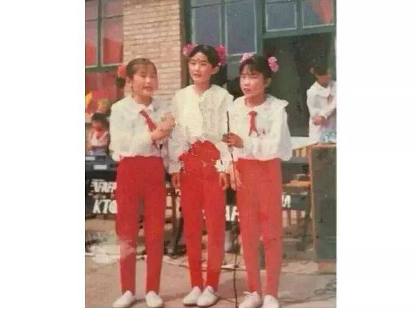 90年代,上小学时赵丽颖参加学校汇演时的照片,你认出哪个是她?