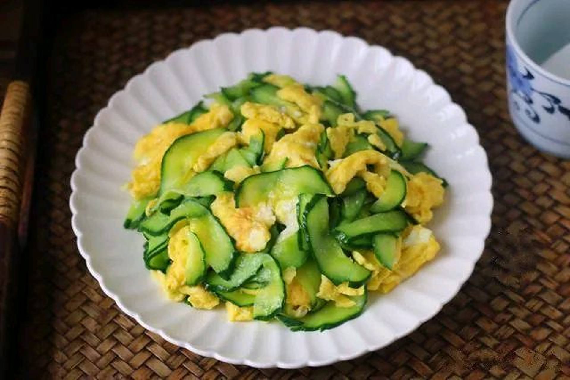 黄瓜炒鸡蛋是一道美味又营养的家常菜,它简单易做,口感鲜嫩且具有丰富