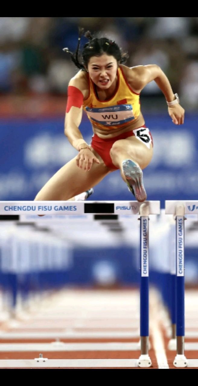 8月4日,女神吴艳妮icon先是在女子100米跨栏半决赛中以12秒86刷新个人