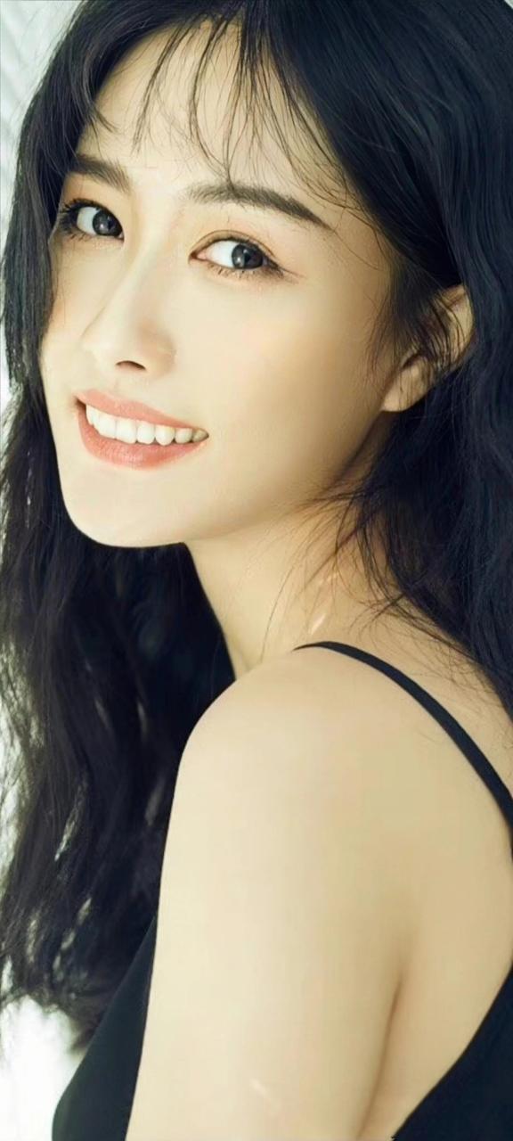 张子璇的笑容真是太美了,身材也是一等一的好,一头及腰的长直发更增加