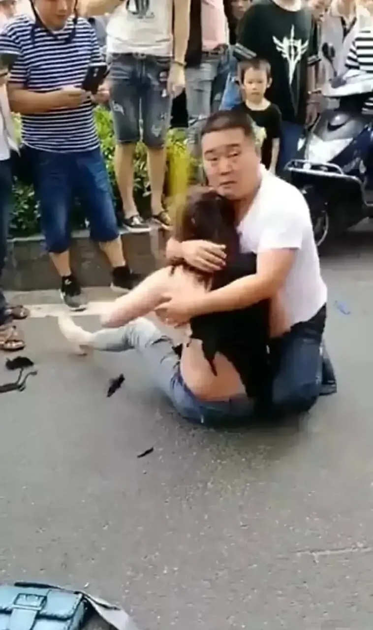 原配街头暴打小三儿,丈夫死死护住小女友!眼看小三衣服被扯破,为了保