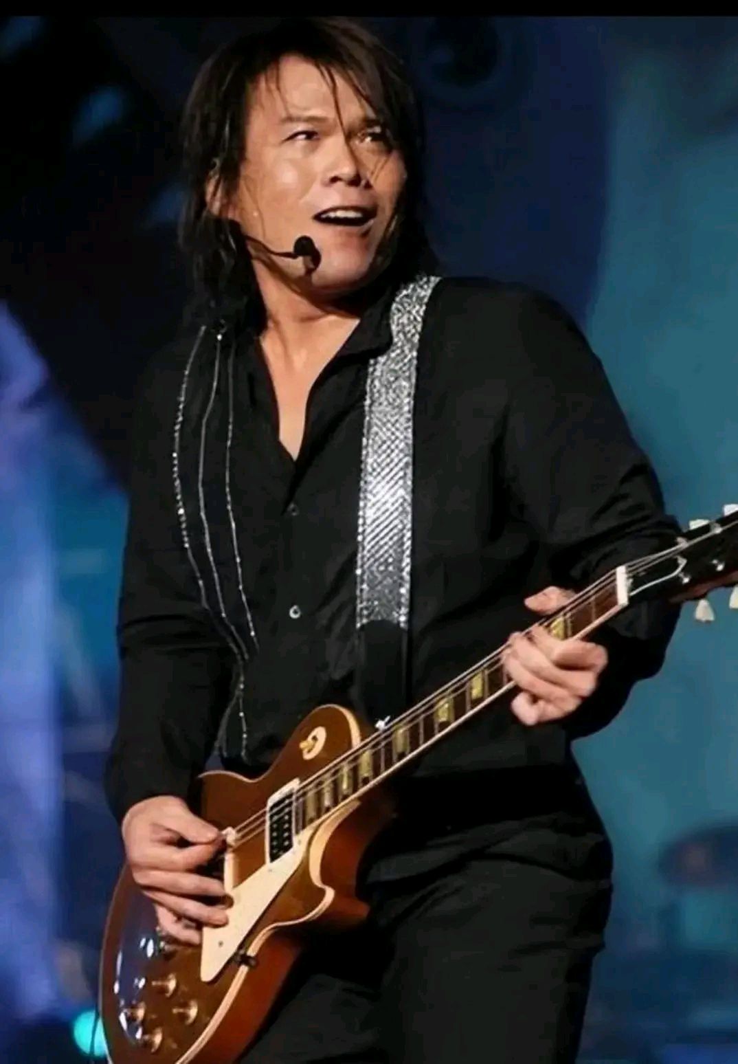 伍佰重庆演唱会大出风头!双手一挥便开始到处溜达,连话筒都没拿