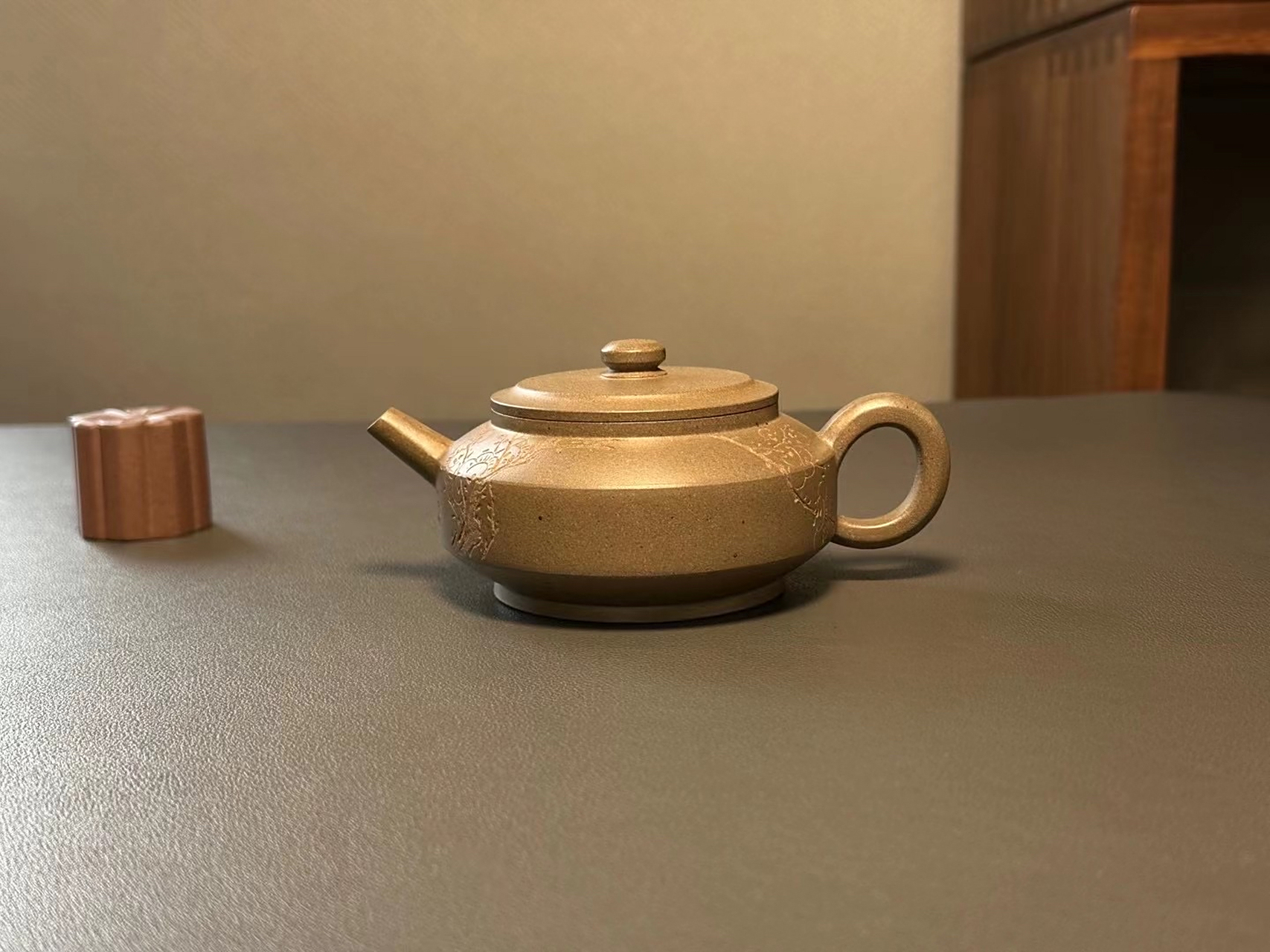 仲芳周盘,170cc,乌泥,全手工薄胎,精工,黄松徒弟黄文艺刻绘.