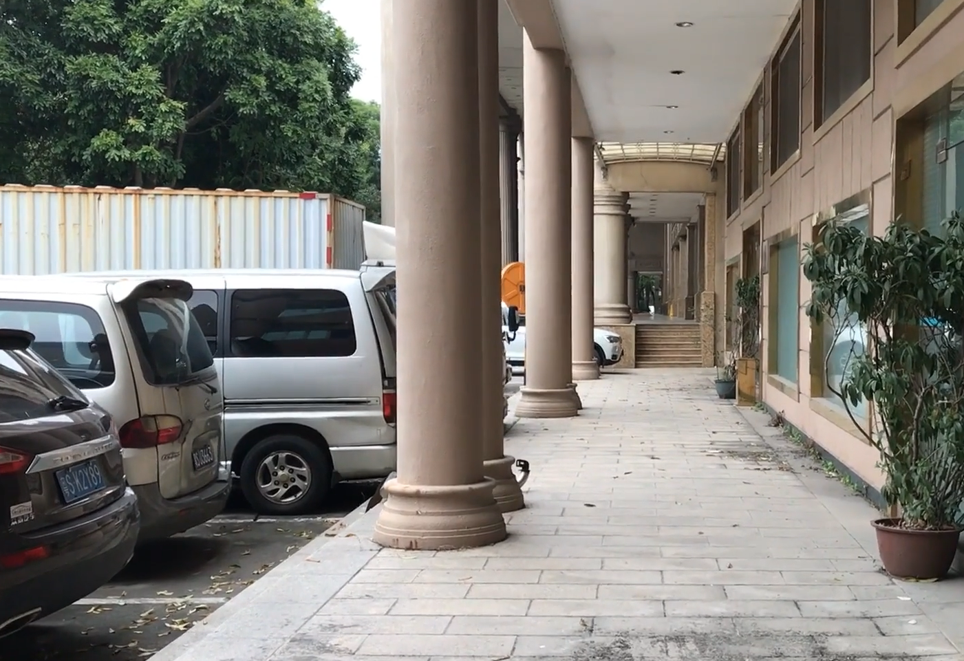 东莞黄江太子酒店:扫黄轰动一时,如今破败不堪,门口沦为停车场