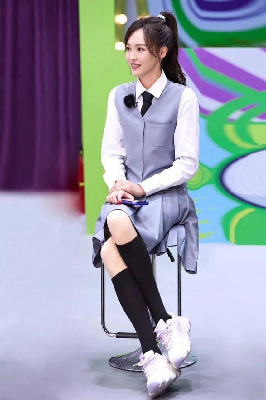 唐嫣是真敢穿,40岁了还敢穿学生装!把旁边的张柏芝都给看愣了!