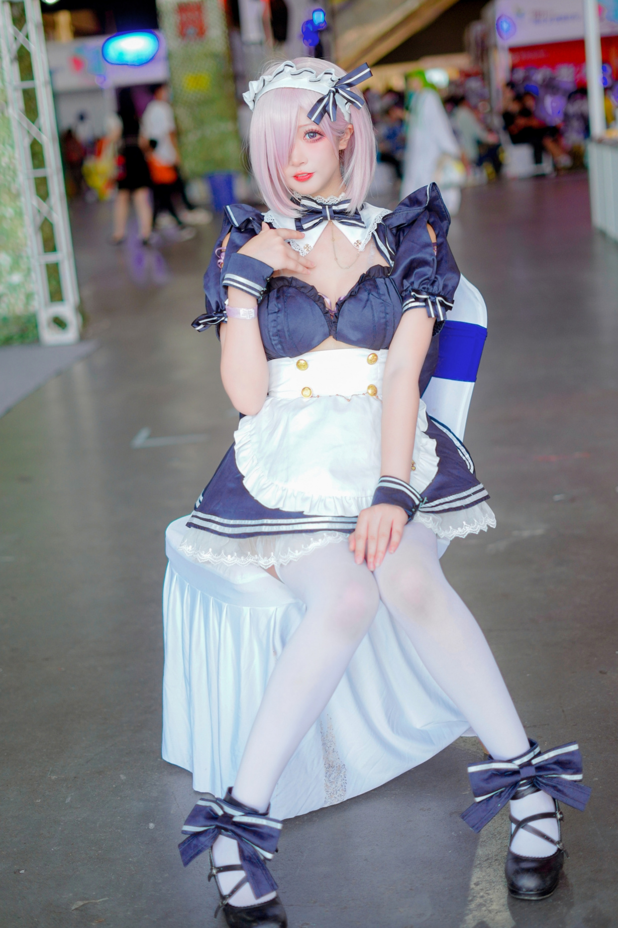 女仆玛修cos,难道是因为穿了白丝的原因,腿显得有点胖啊