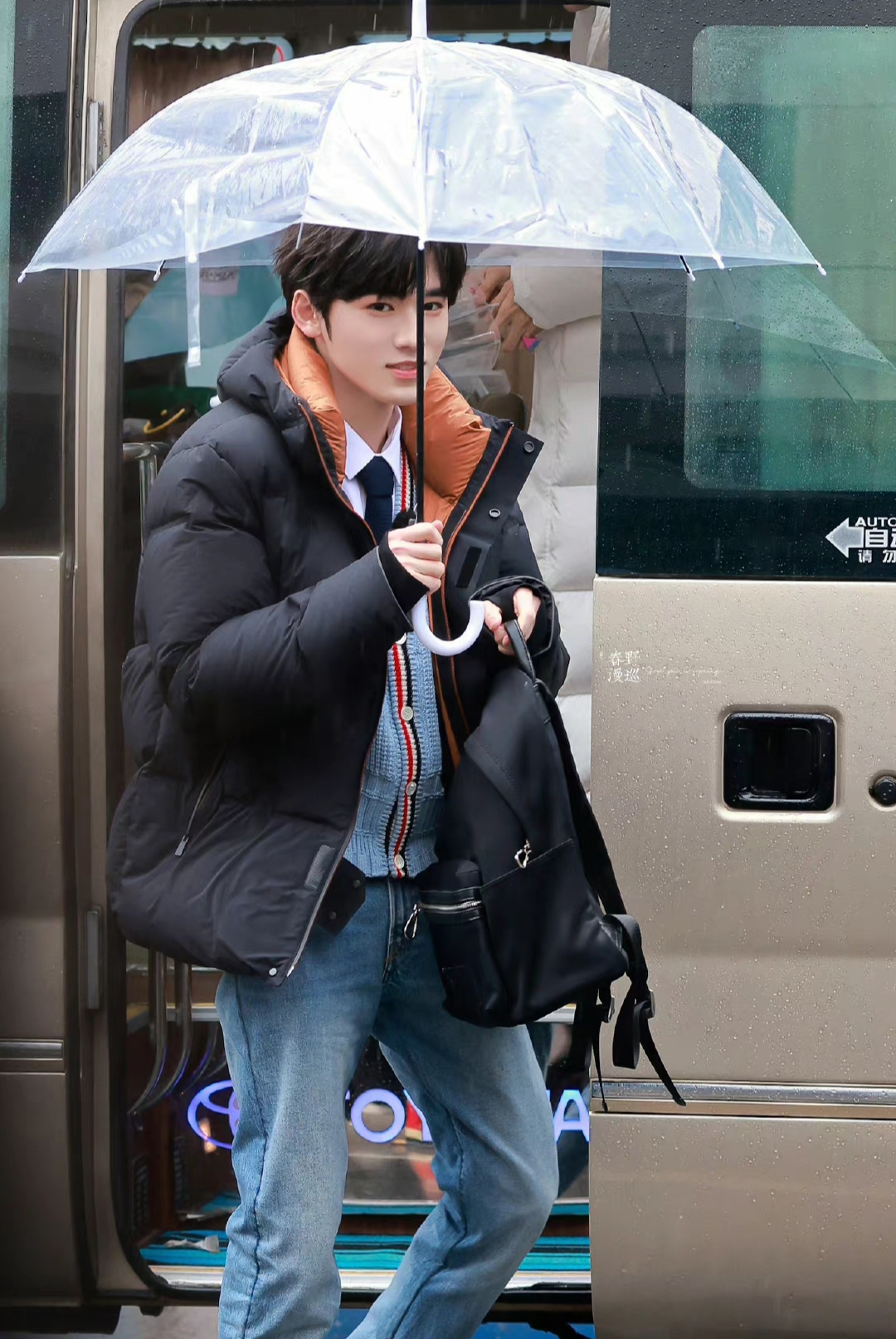 宋亚轩看唐嫣眼神超甜!雨中撑伞氛围感十足!身高差带入了