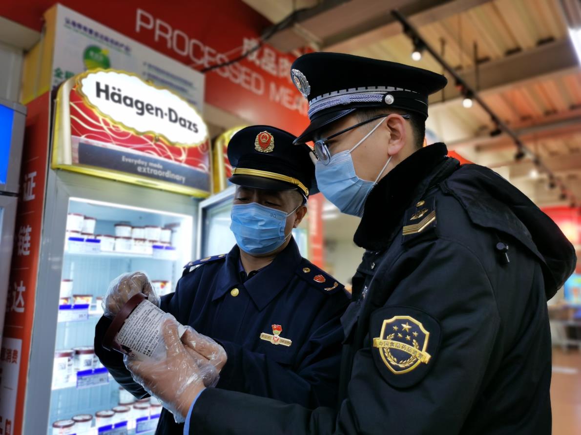 北京海淀:市场监督管理局执法人员为消费者提供一份安心