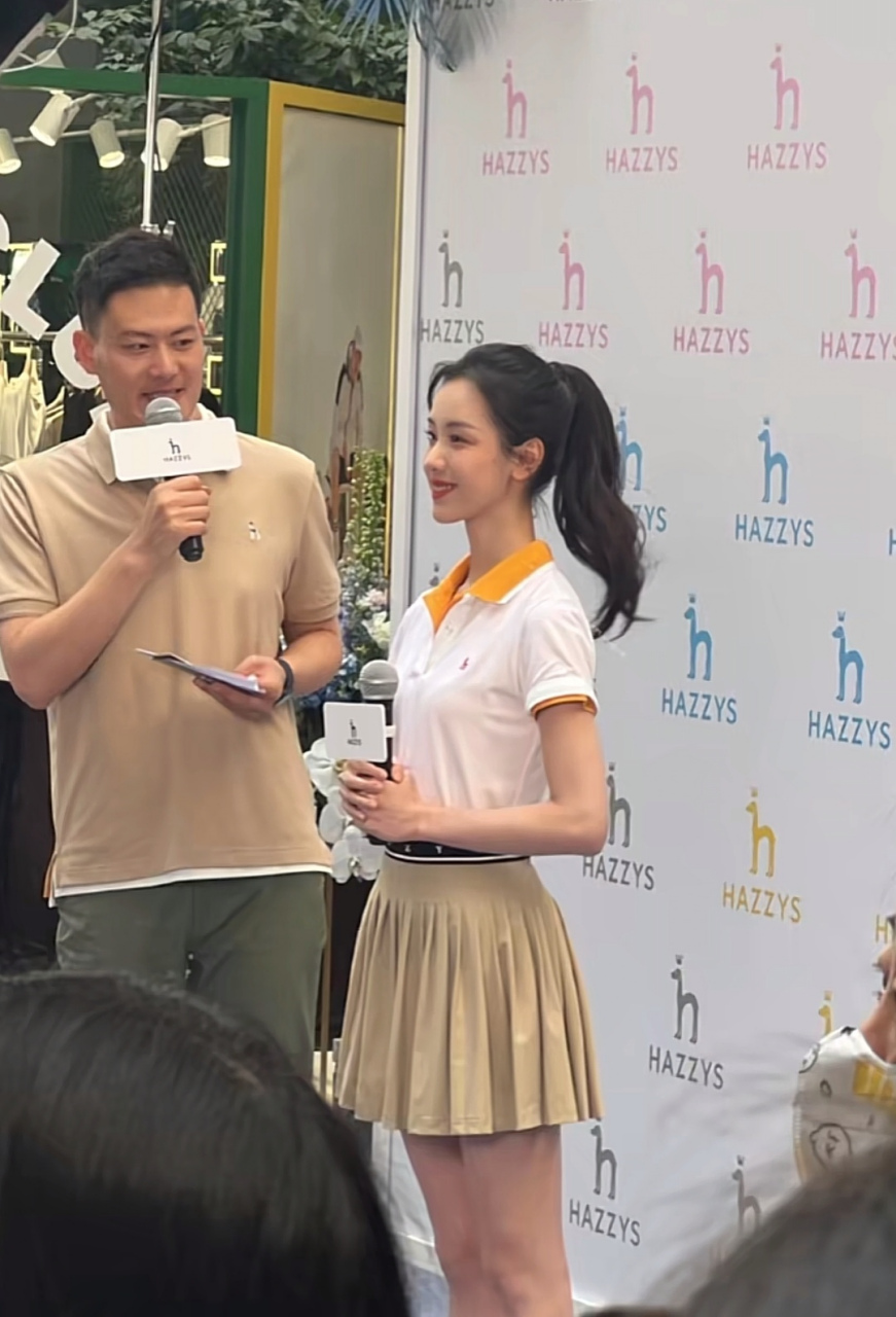 陈都灵生图状态,很青春靓丽的感觉,看起来很清爽,笑容也很甜美#明星生