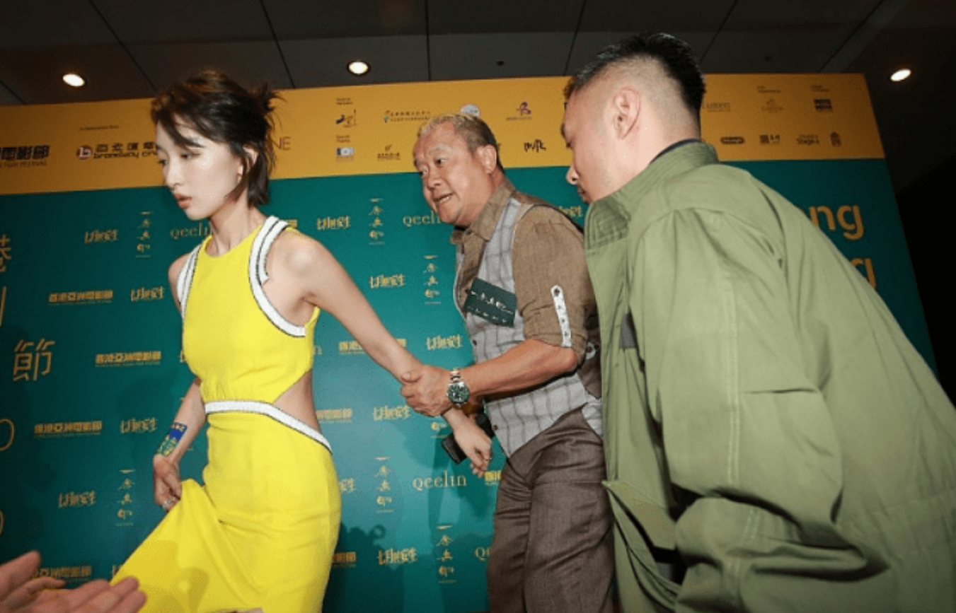 曾志伟和周冬雨是什么关系?两人手牵手是整个娱乐圈的丑闻!