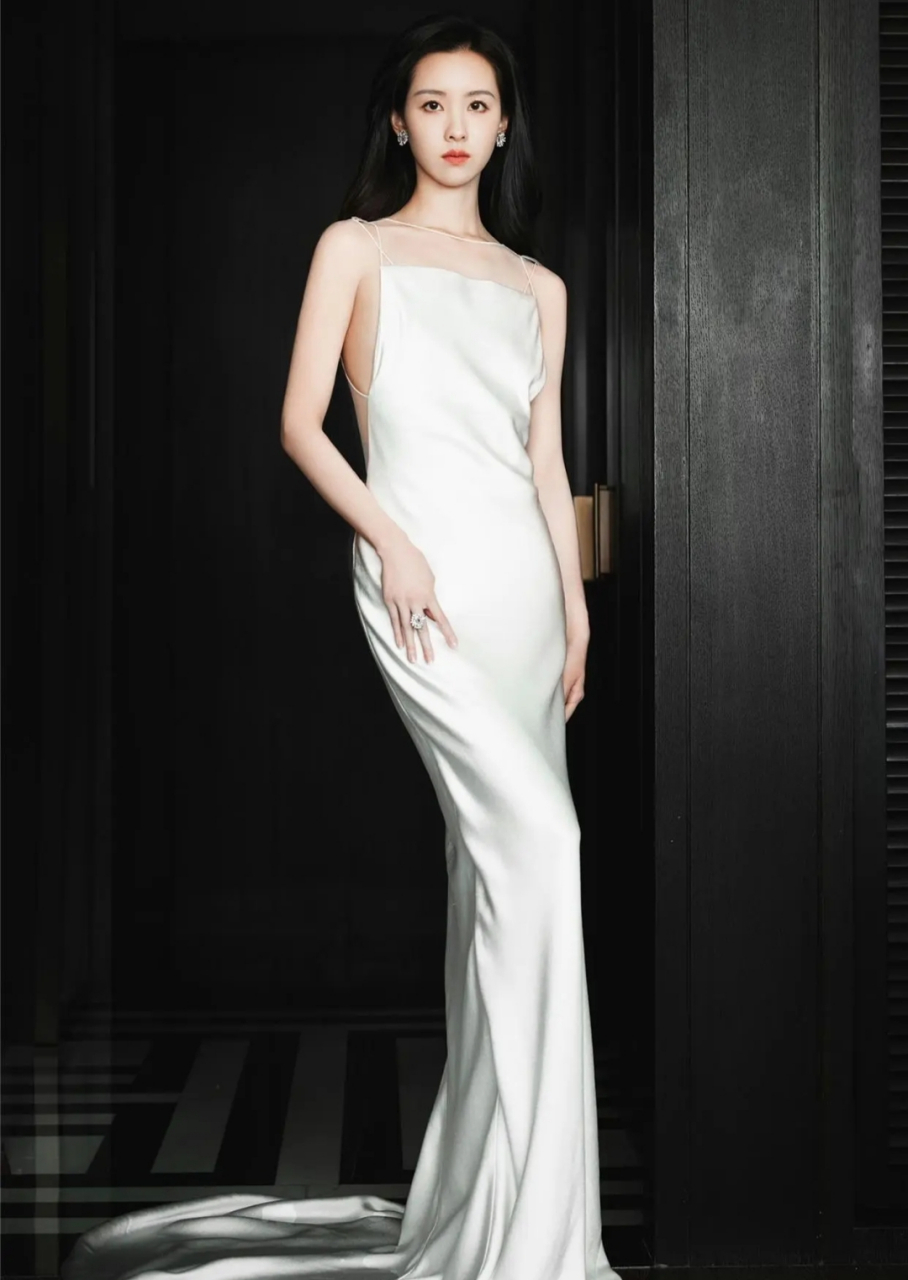 陈都灵一袭白色露背长裙,纯洁高雅,身姿曼妙,温柔性感,浑身散发着迷人