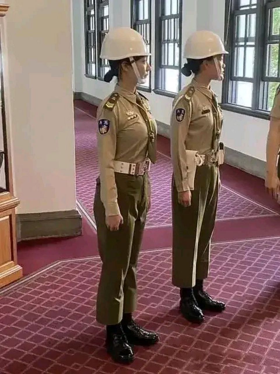 我们台湾省的宪兵,一个是士官,一个是义务兵, 网友们,你能看出来吗?