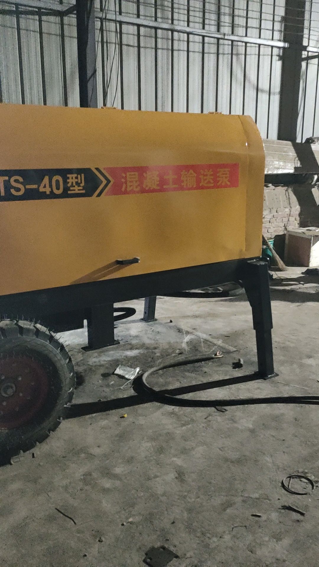 加班一台高压40混凝土浇筑泵,打隧道高铁施工用地泵,40泵机打大颗粒