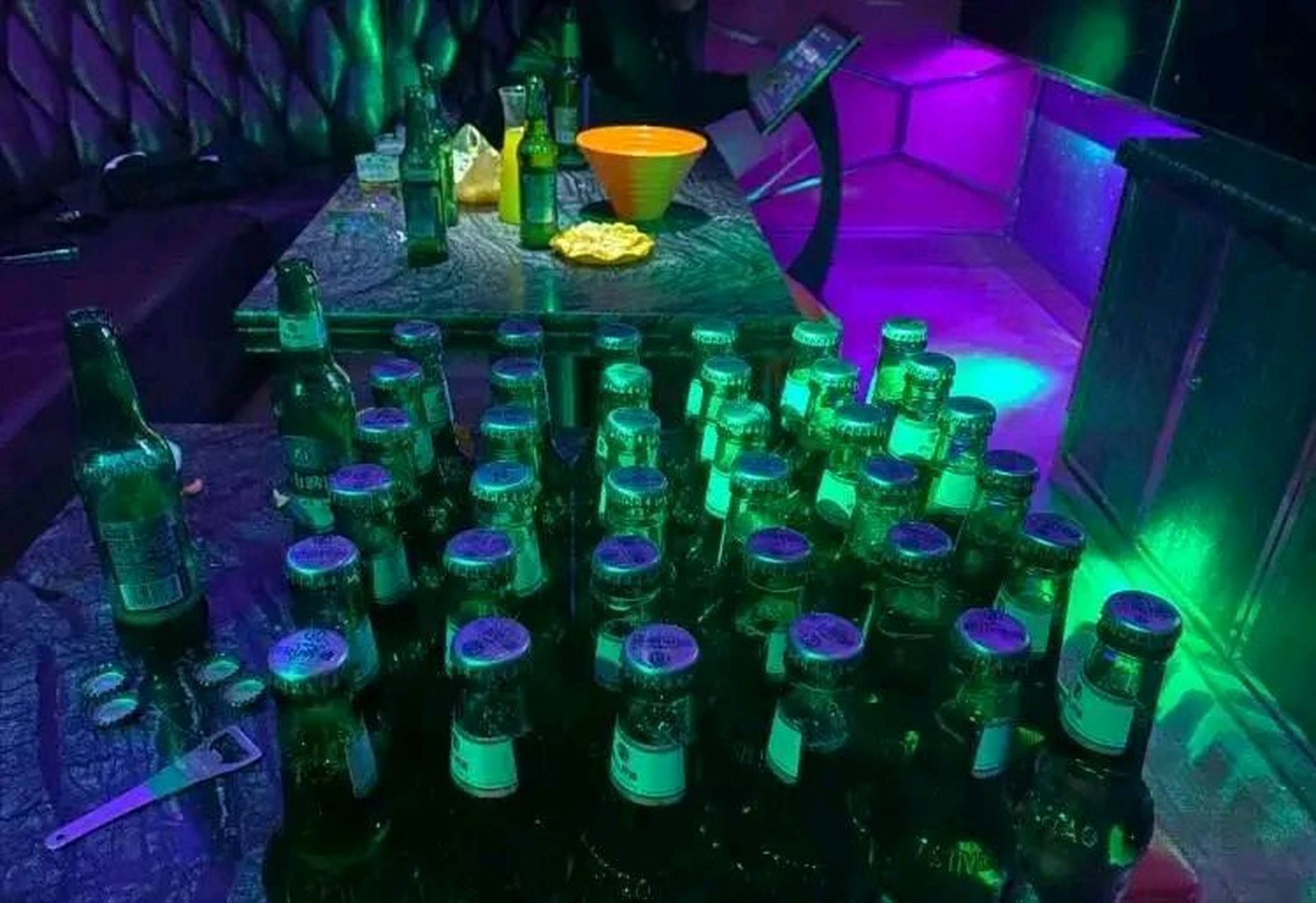 女子离开家后让男闺蜜陪自己去ktv喝酒,不料男闺蜜先走了,女子放飞