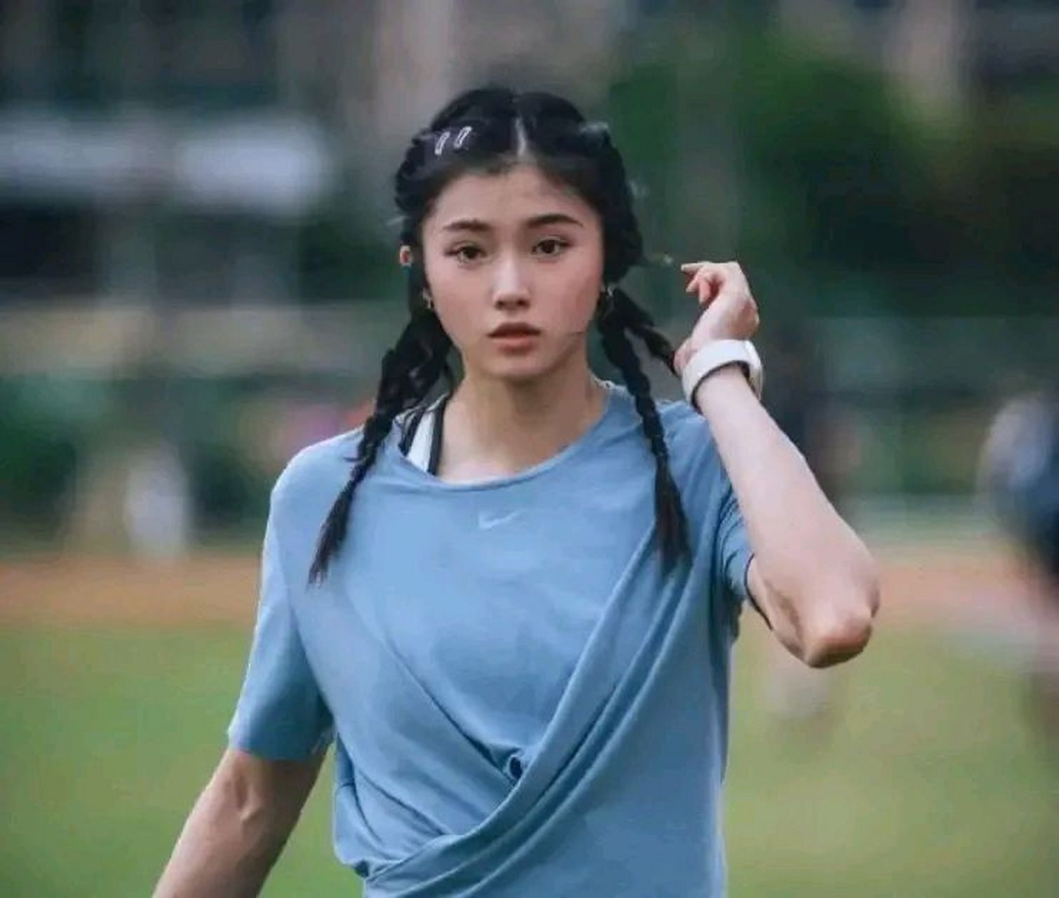 刚在全国田径冠军赛拿下女子100米栏冠军的四川铁人队选手吴艳妮,由于