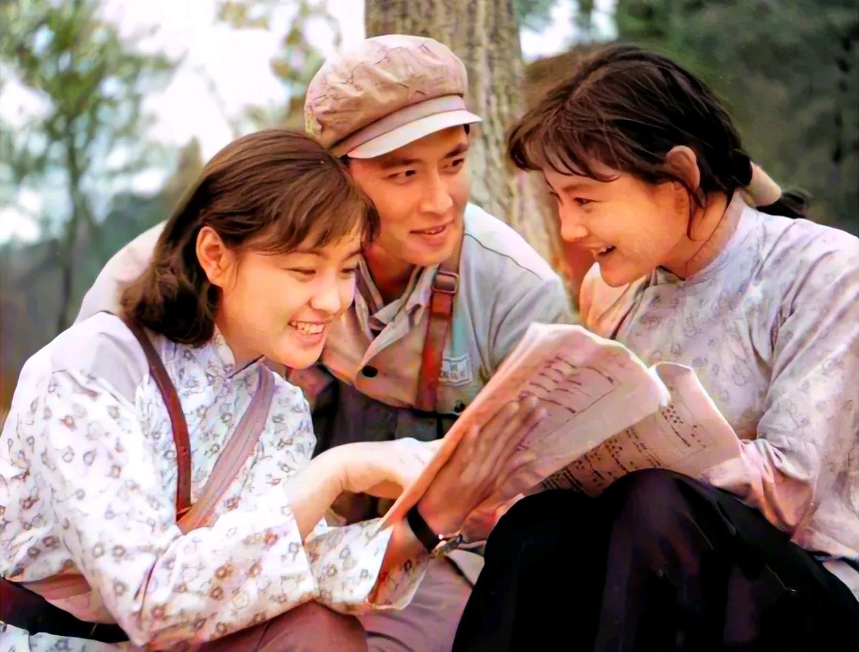 《小花》主演45年后重聚,刘晓庆,陈冲,唐国强合影对比照片首次曝光,61