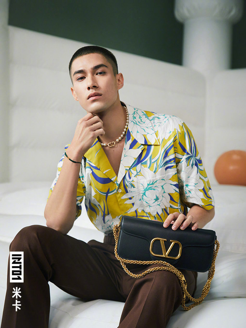 米卡寸头配花衬衫,复古摩登造型,喜笑颜开的夏威夷男孩,情人节特辑的"