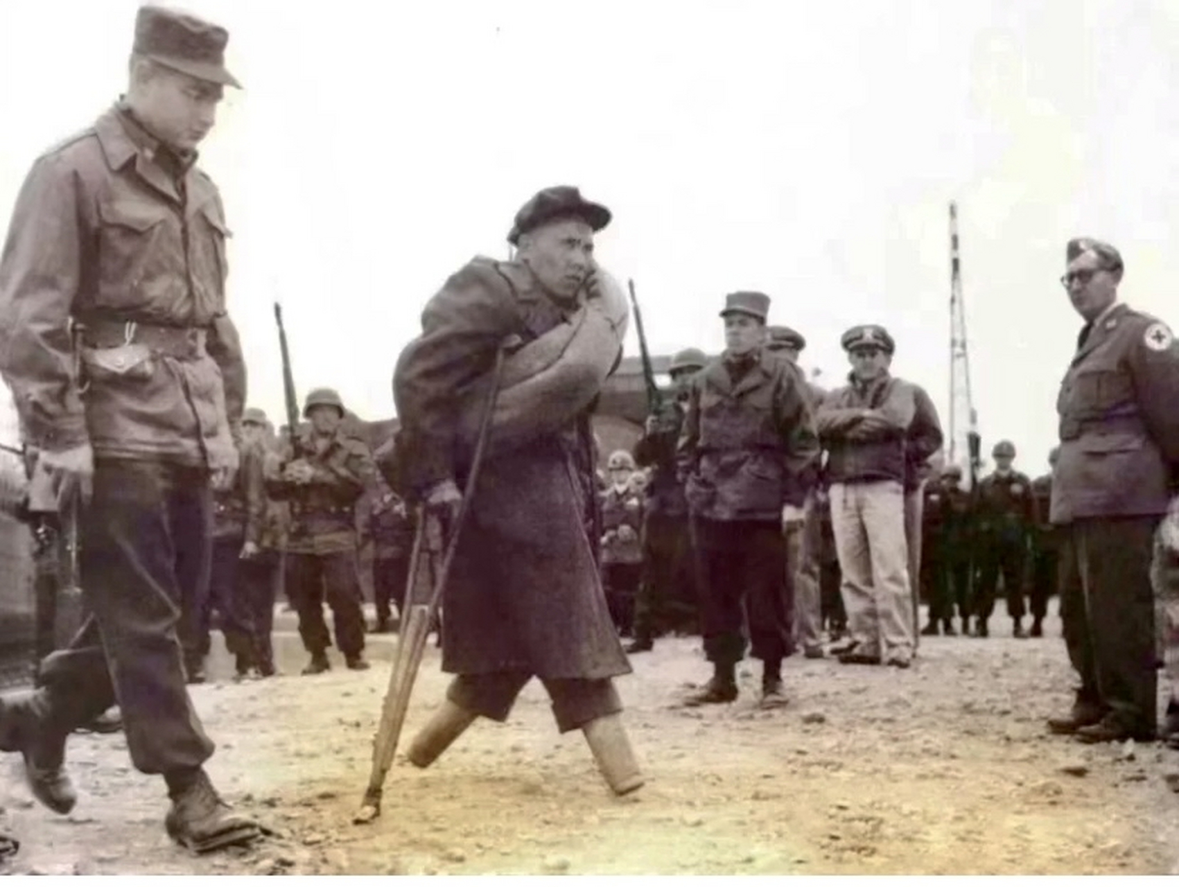 1953年,朝鲜战争中一名不幸被美军俘虏的志愿军战士,在板门店交换战俘