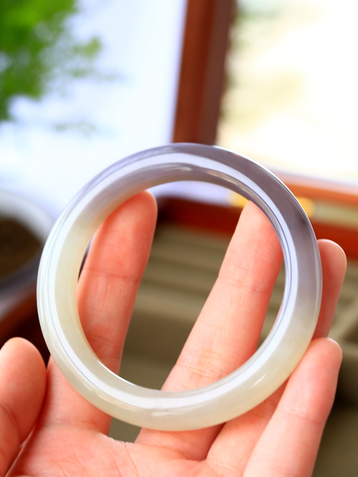 和田玉若羌烟紫镯质地细腻,冰润柔和,色泽过渡自然