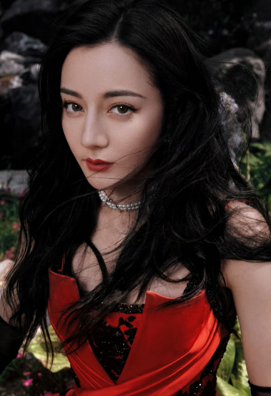 性感妩媚的人间尤物#迪丽热巴# 一袭红色钉珠刺绣礼服,精致容颜,烈焰