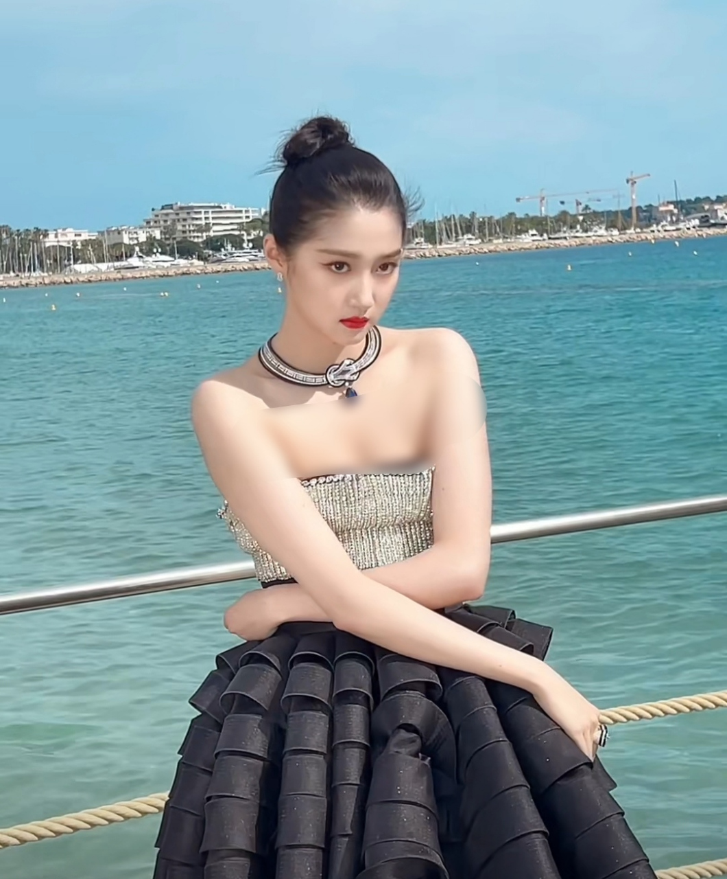 关晓彤戛纳红毯没翻车,在海边拍照凹造型有大气女明星的风采了,造型师