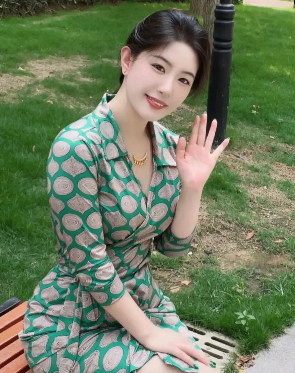 时尚街拍# 街拍:自信而成熟,优雅且迷人,她如同一道独特的风景线,无