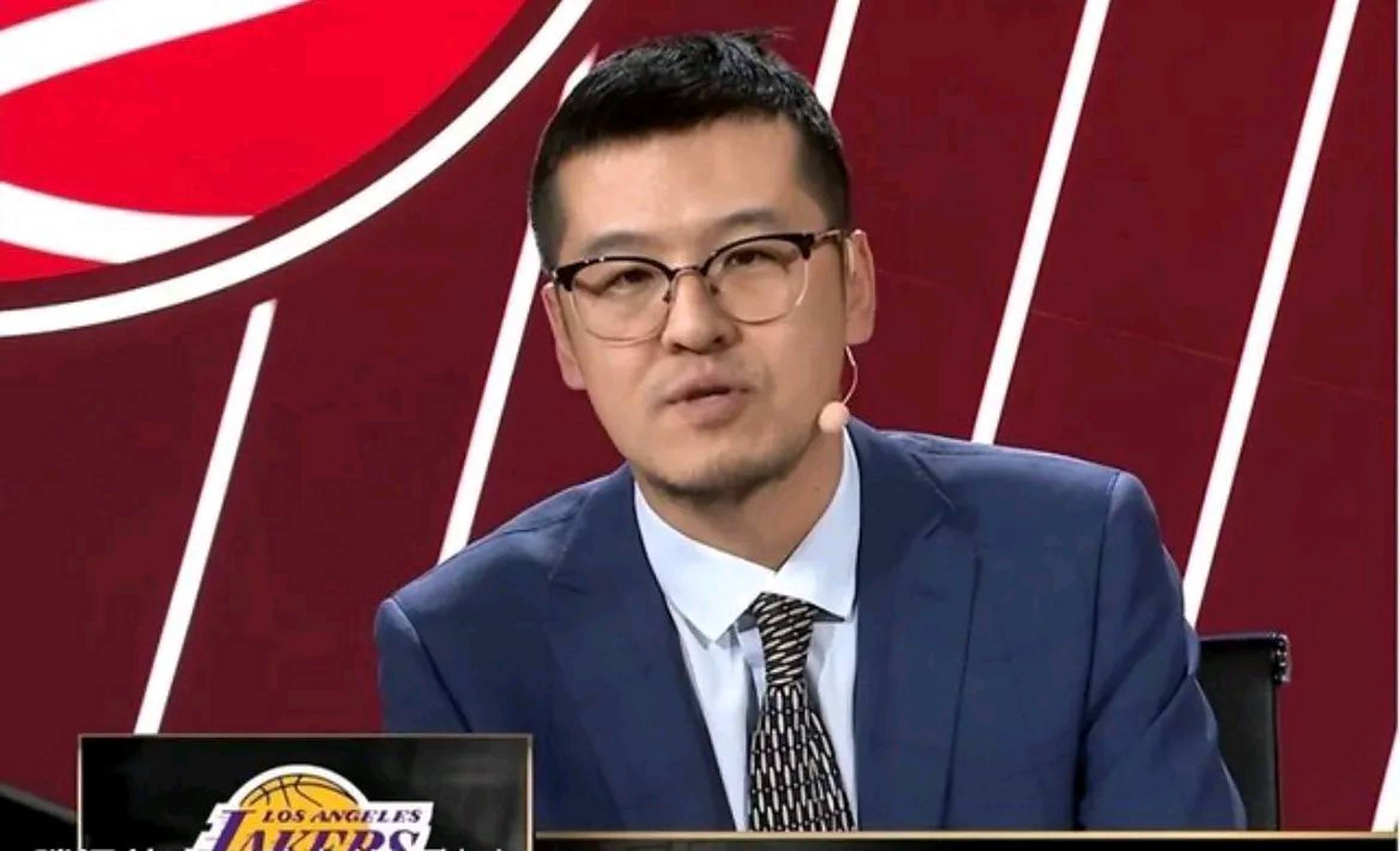 据柯老板透露,像杨毅老师和苏群老师这样的大腕,说一场球可以挣万分