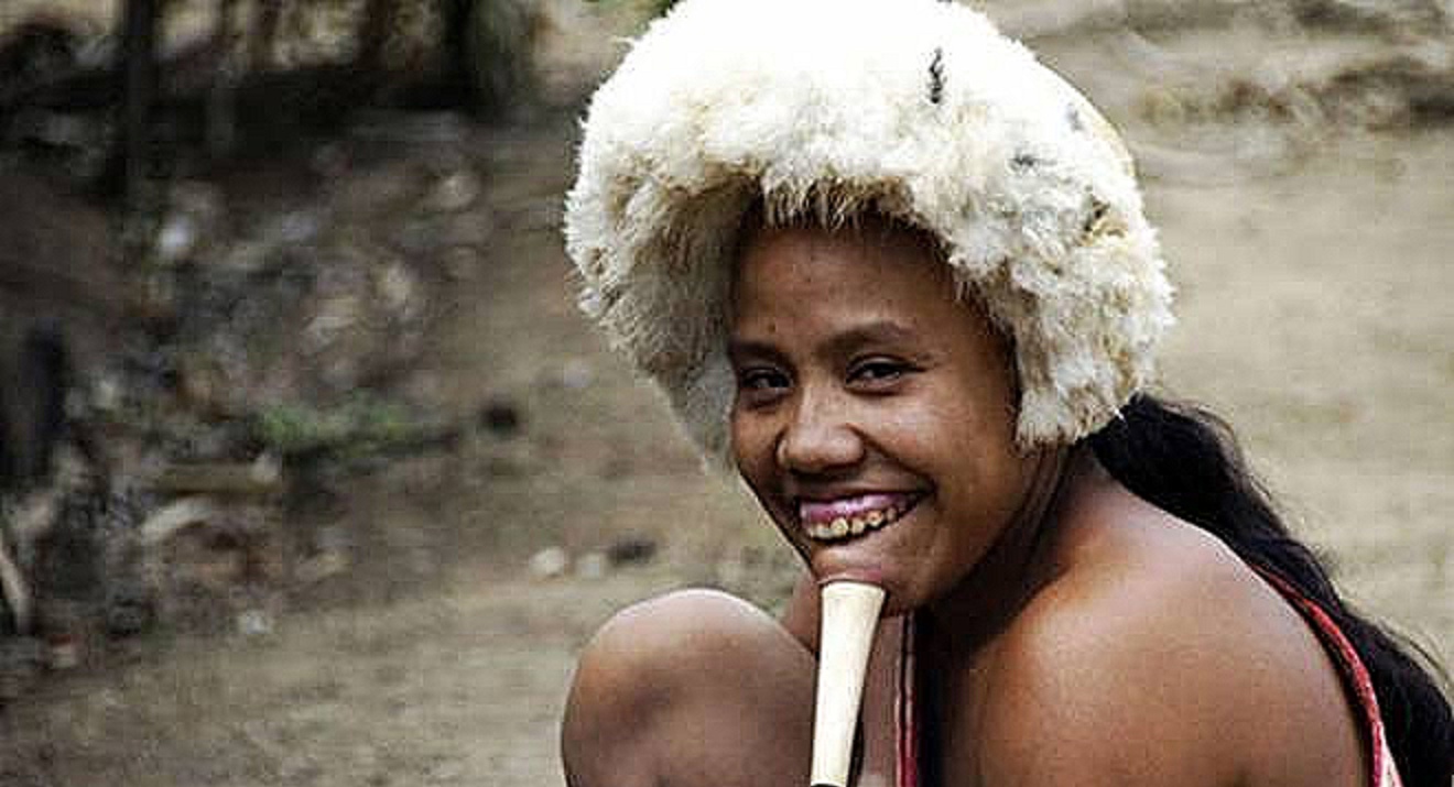 下唇穿插木棍的原始部落