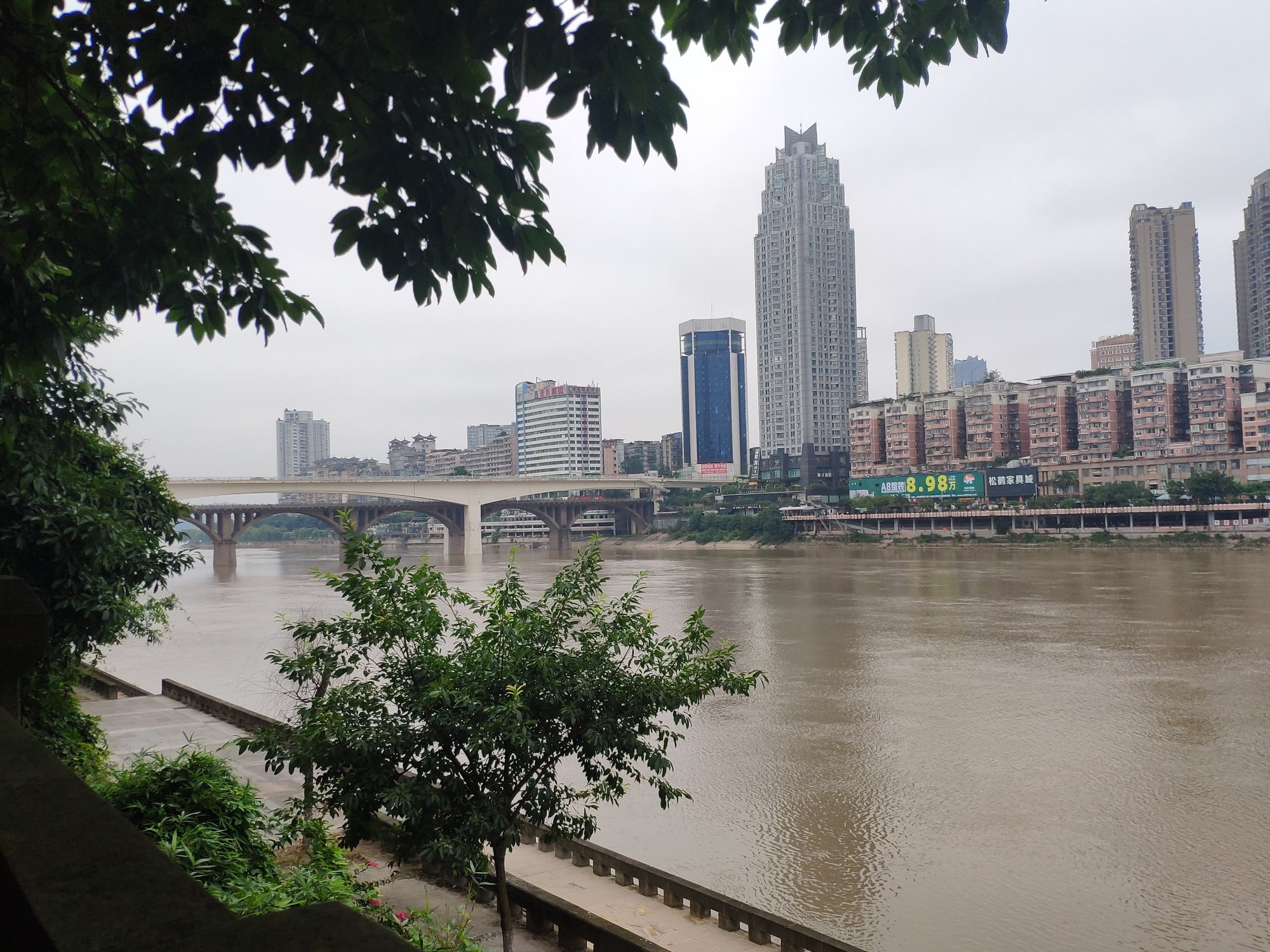 泸州的滨江路,可看桥梁