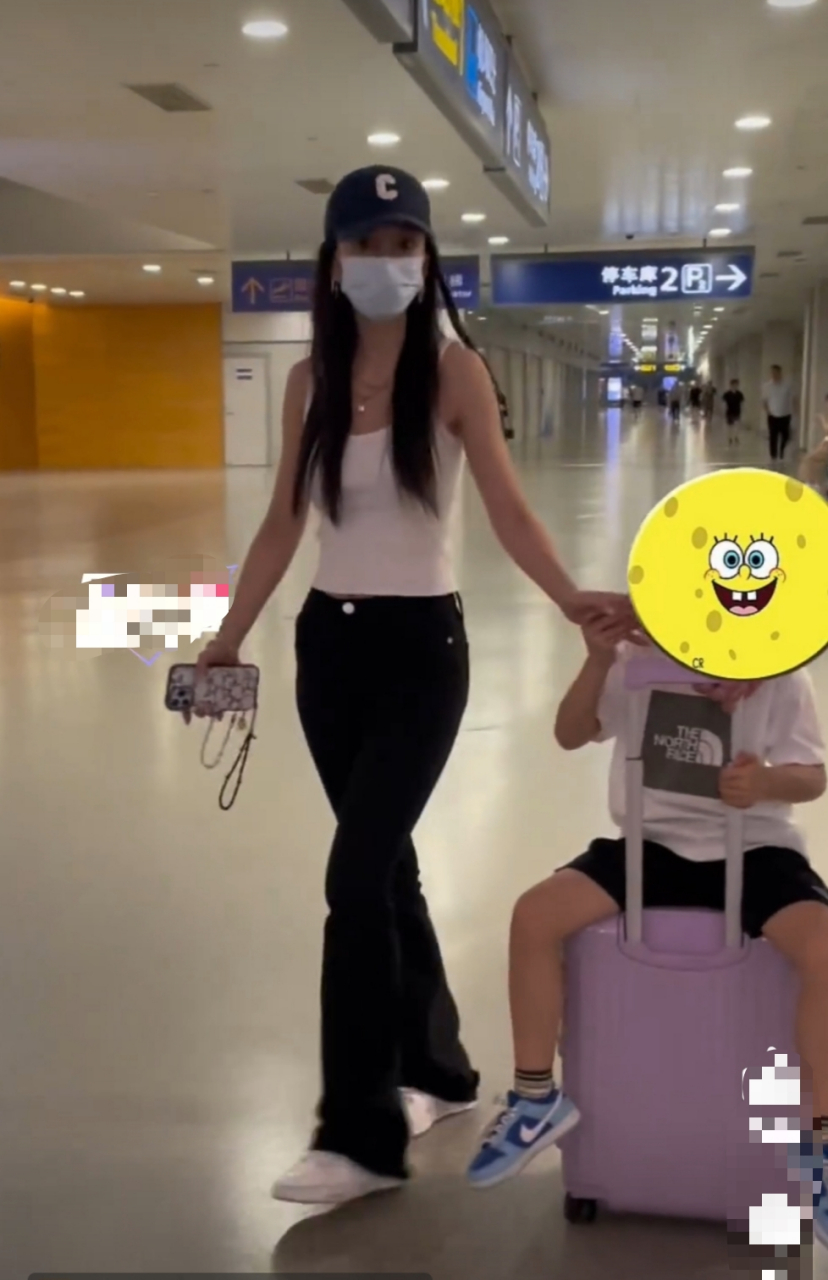 angelababy与小海绵现身机场# angelababy带儿子小海绵出现在上海