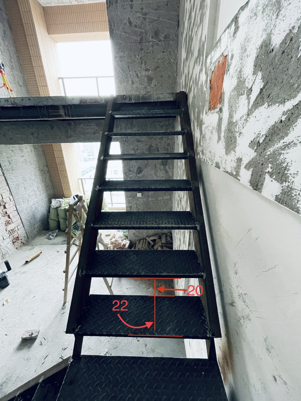 9991 	 11566y型楼梯通往二层空间,并且把二层空间划分为左右