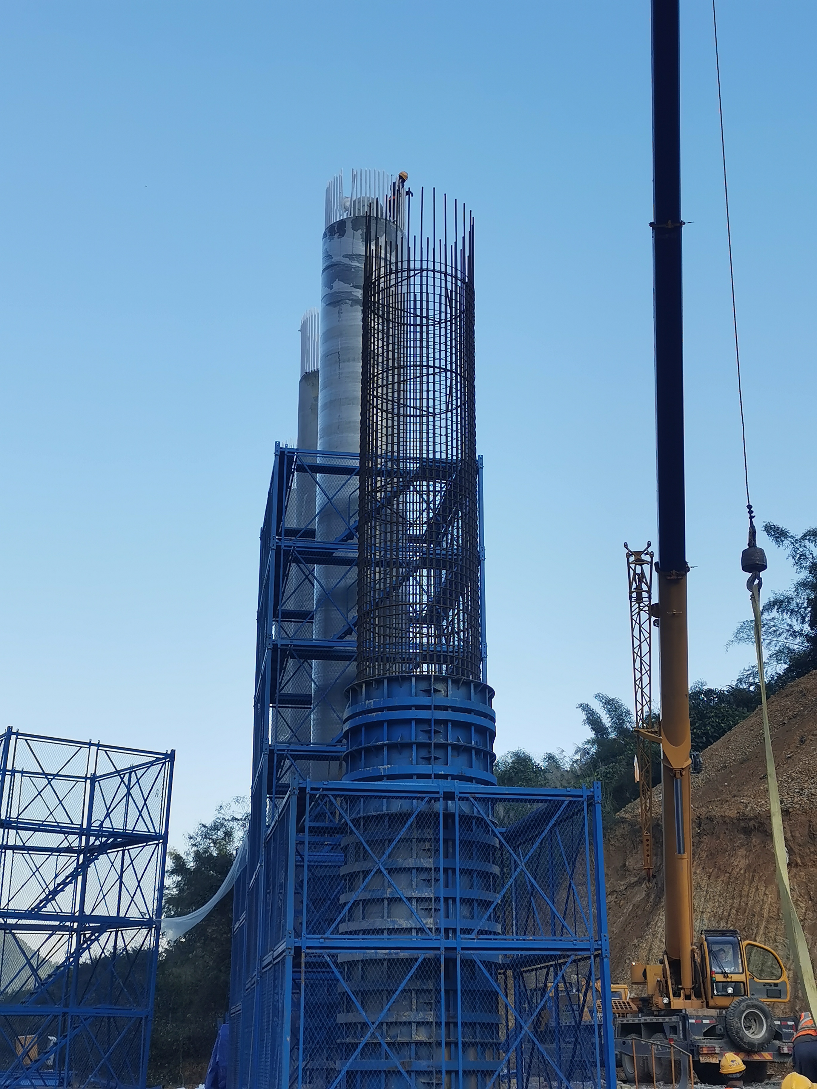 桥梁墩柱施工的安全防护措施(梯笼)