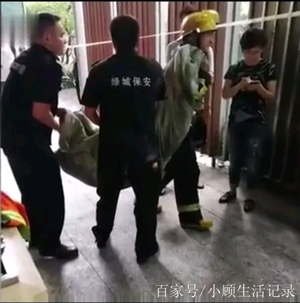 疑是朱小貞被抬出案發現場照片曝光