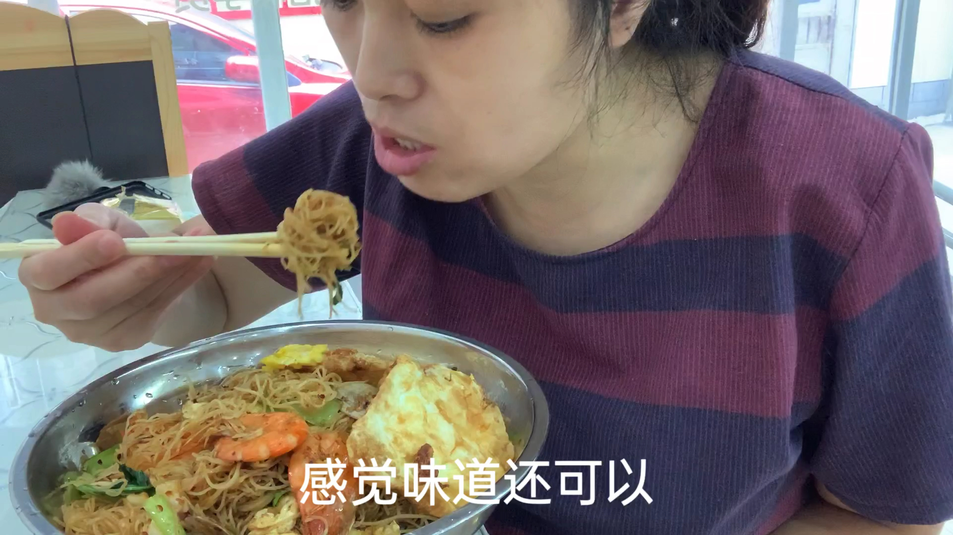 十六块钱买了一份海鲜炒面,有虾,和鱿鱼,分量超多,又吃撑晕了