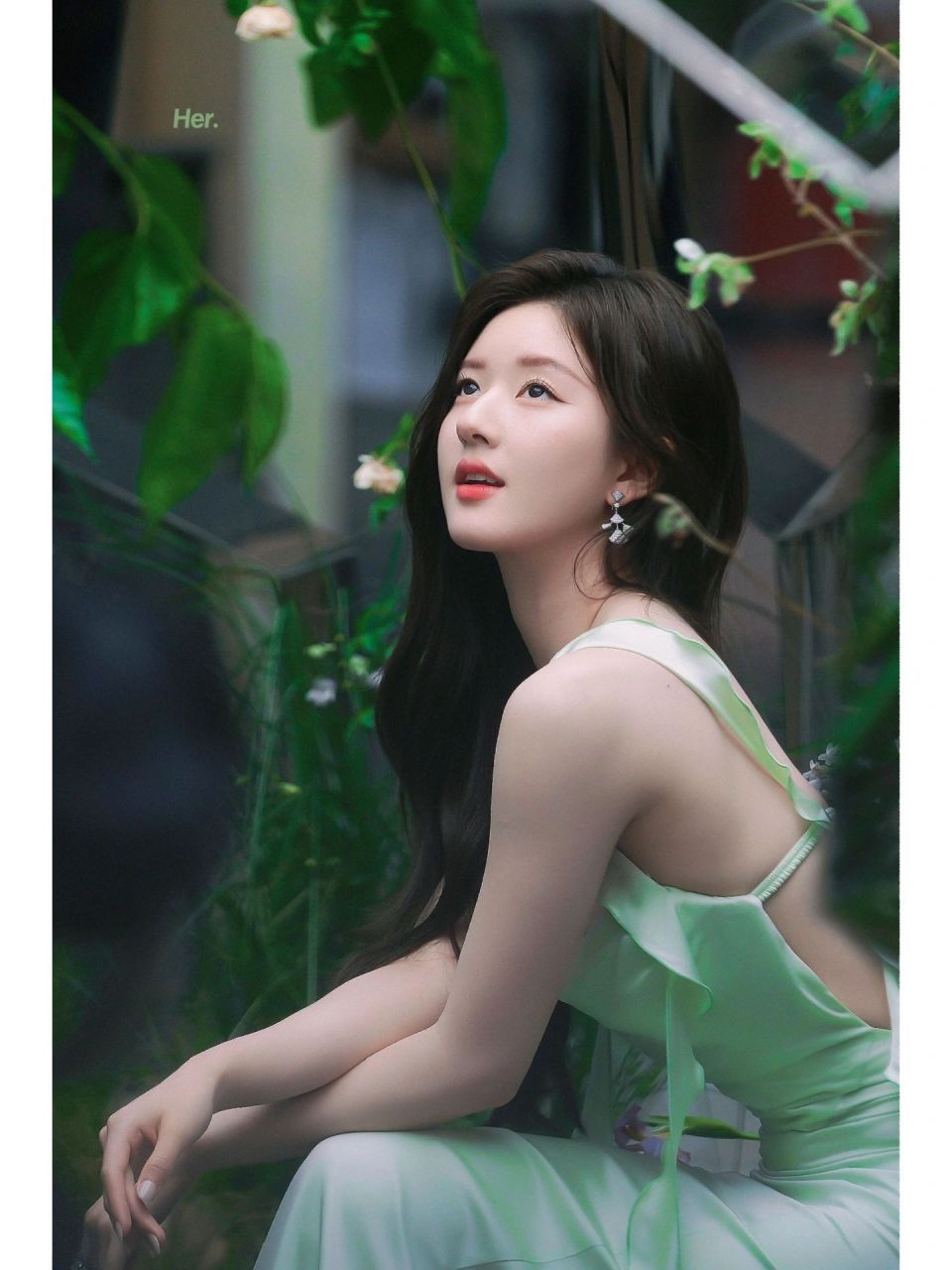 赵露思以一袭浅绿色长裙岀席活动,身着花边吊带露背连衣裙,令人眼前一